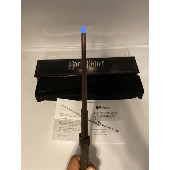 Harry Potter's Wand with Illuminating Tip and Case The Noble Collection - Works! - Picture 2 of 8
